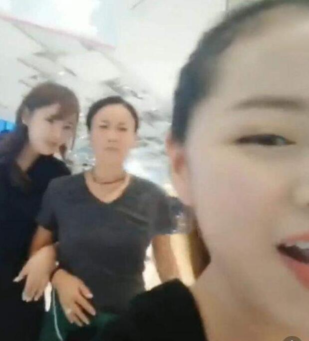那英带女儿在伦敦买奢侈品,被指嗓门大态度凶,女儿家教严格乖巧