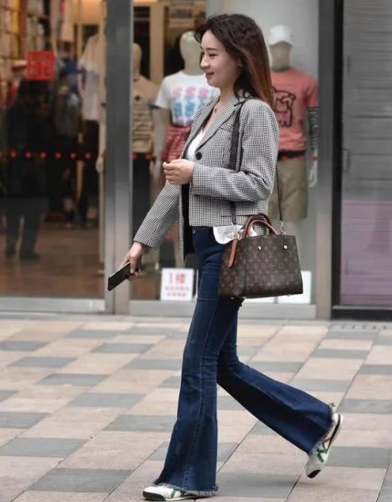 百褶裙|长发披肩的小姐姐,身穿白色短袖配浅蓝色百褶裙,时尚又显大气