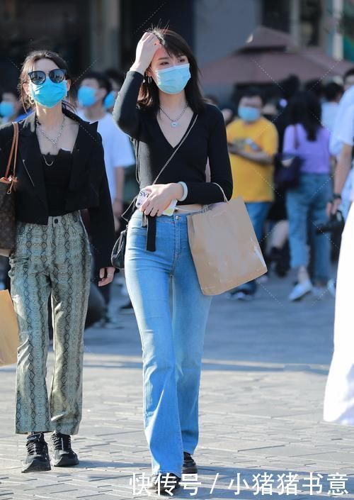 想要提升个性感，气质女生穿喇叭裤搭配针织短衫，又靓又耐看