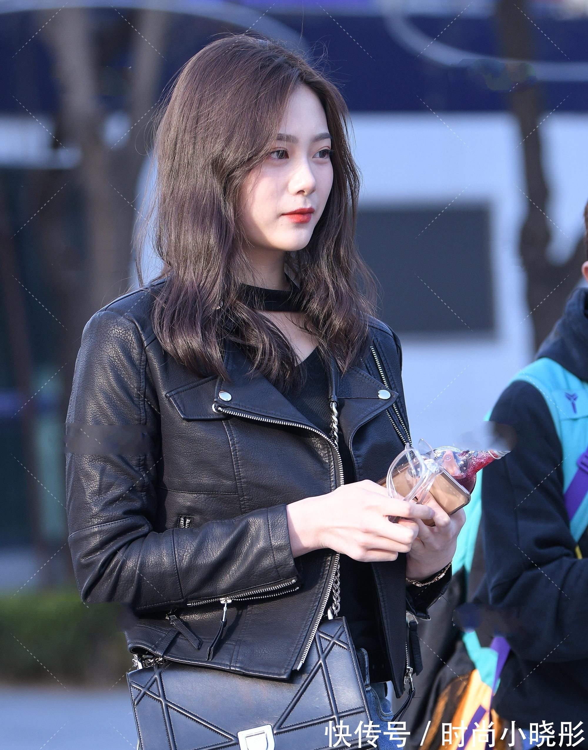 穿搭 一身温柔的气息穿搭上黑色外套,显得很霸气