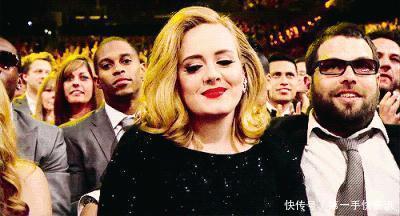 满头|阿黛尔穿绑带泳衣素颜上街,扎满头小辫扮嫩,却因穿错衣服被抨击