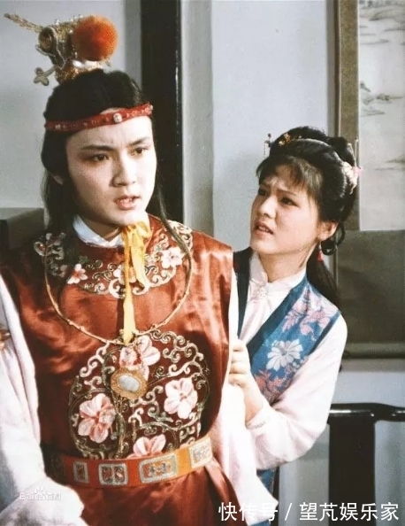 芳官|芳官醉酒，袭人为何扶她睡贾宝玉床上你看她偷偷和宝玉干了些啥