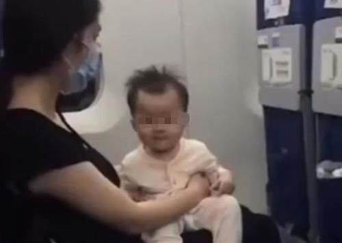 宝宝|“粘人宝宝”火了,一出生就向妈妈索要“抱抱”,医生拦都拦不住