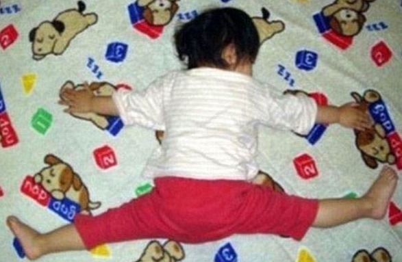 父母|宝宝睡觉总是满床滚可能都是父母惹的祸，很多父母都不知道