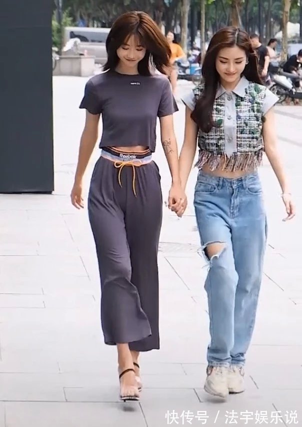 高跟鞋 闺蜜两人同穿套装,个子矮的反而赢了,全因穿了一条“破裤子”