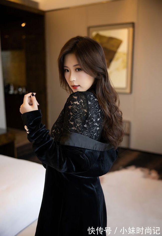 尖头|黑色修身版西装裙，搭配黑色细跟尖头靴，女人味十足