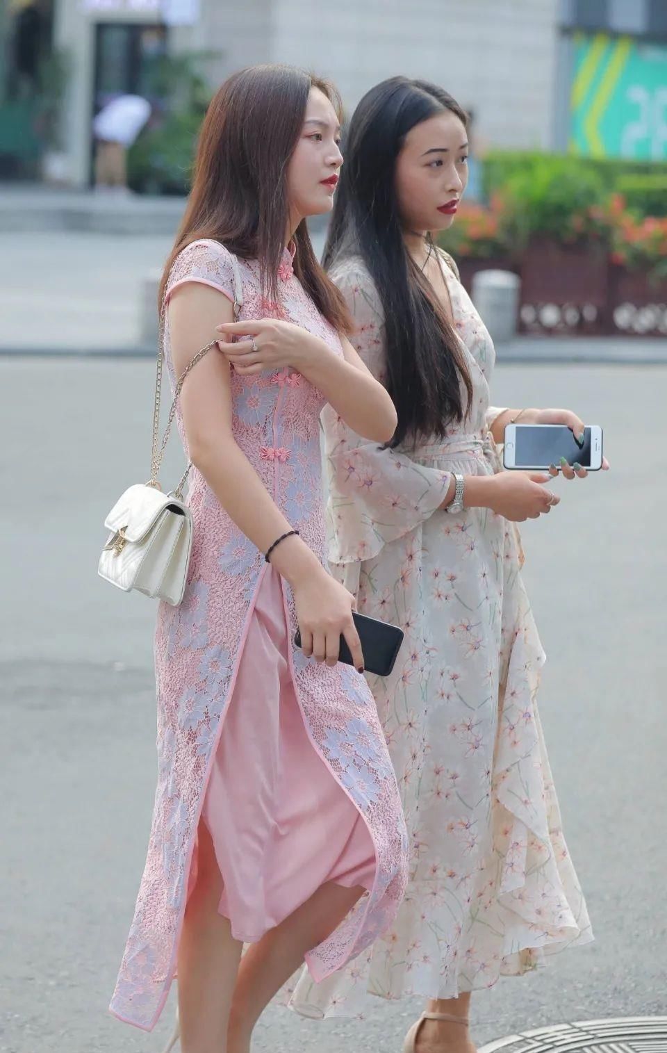 吊带裙 两个闺蜜耍小心思，连衣裙搭配中分，忍不住多看几眼