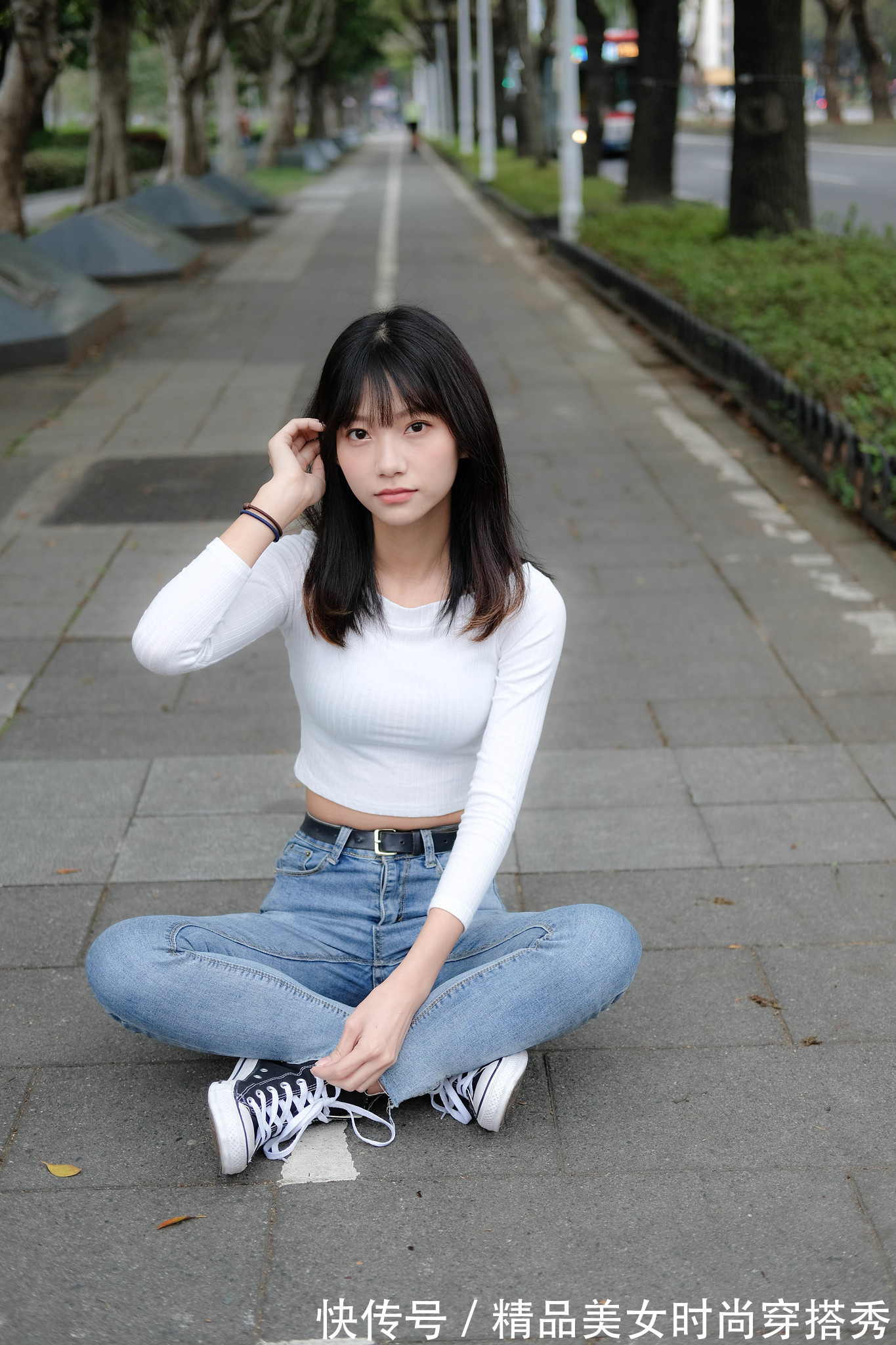 风格|白色针织衫搭配牛仔裤+平底鞋,整体的风格简约又休闲,清爽舒适