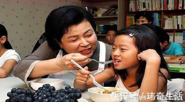 乐乐|从小被喂饭长大的孩子成了啥样你还在追着孩子喂饭吗