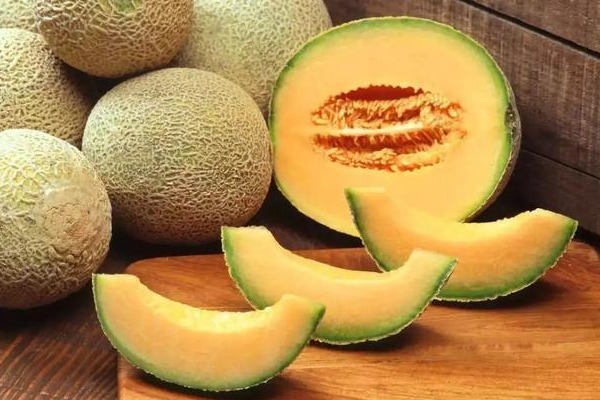 买哈密瓜时，别只会挑大的了，果农分享“小技巧”，甜度高水分足