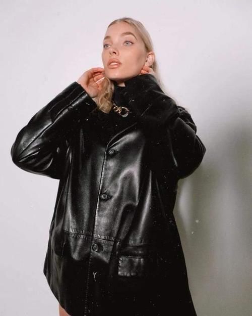 最近火了一种穿搭叫“皮衣+半身裙”，时髦保暖，冬天就这样穿