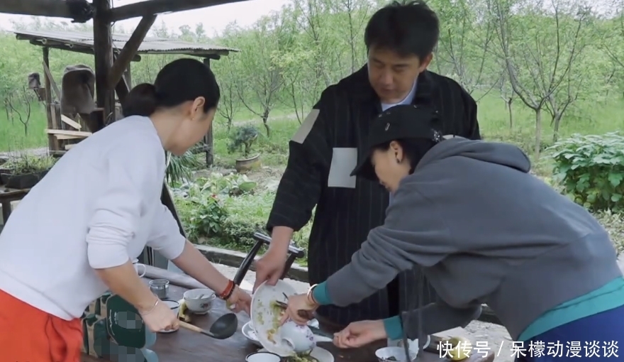 鸡窝 下期《向往5》热闹了,那英梁静来做客,洗碗掏蛋全不落,追定了