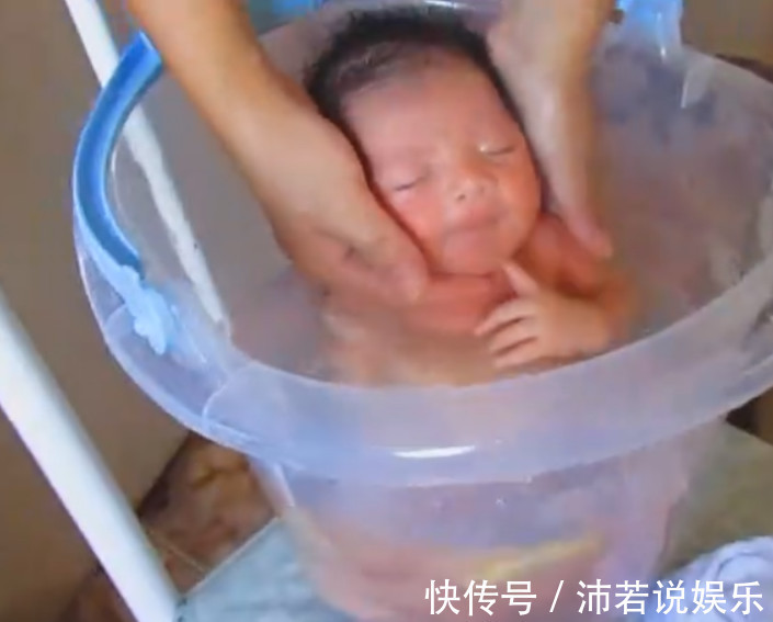 妈妈|给新生儿洗澡,她还以为在妈妈肚子里,简直不要太可爱!