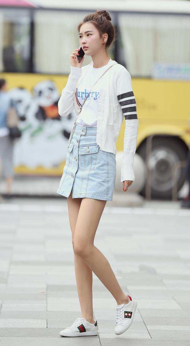 美女|短袖t恤简单的搭配 ,小姐姐一头酒红色的长发,也很有青春范儿