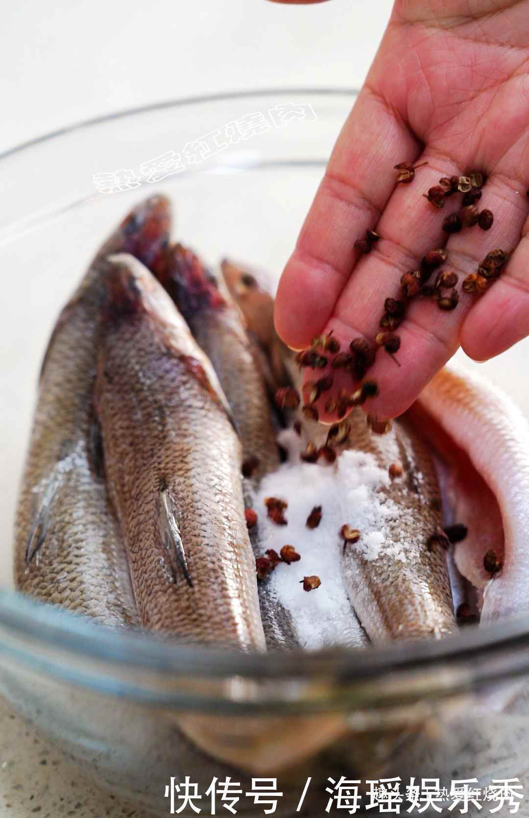  干炸鱼用淀粉还是面粉效果都不如这粉好，外表更酥脆凉了也好吃