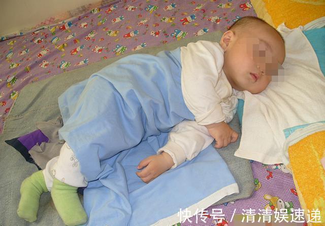 睡姿|3个月宝宝,因睡姿不当导致窒息,错误的睡姿,危险系数有多高?