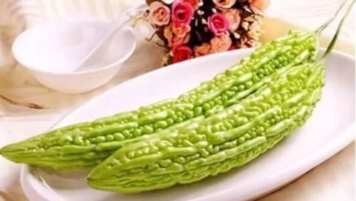 手脚麻木|苦瓜乃天然胰岛素,殊不知这1物吃一口抵5斤苦瓜,难怪你血糖难降