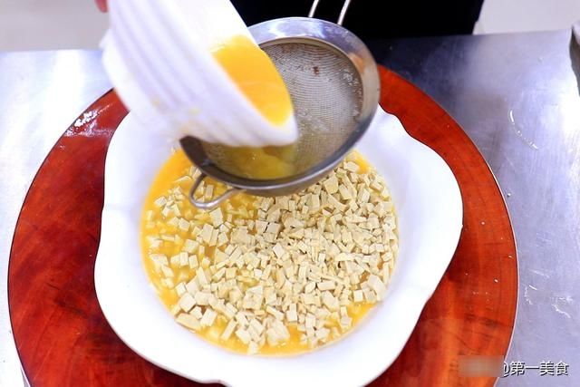  豆腐里打2个鸡蛋，不炒也不炸，一周吃7次吃不够，比吃肉还香