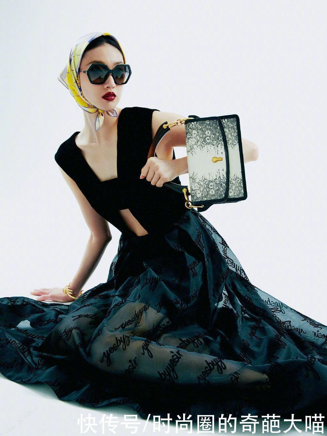 丝巾|祖传丝巾不再独属优雅！老土花纹在偷偷变酷，看起来毫无妈妈味道