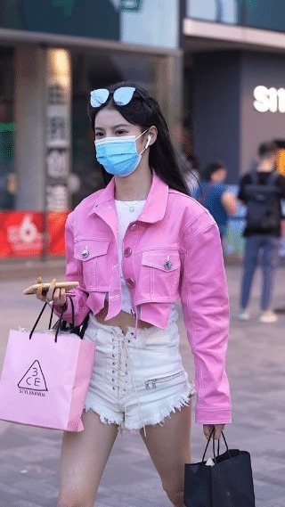 短裤|街拍：粉色短西装搭配白色短裤，穿出十足少女范，这身材堪称绝美