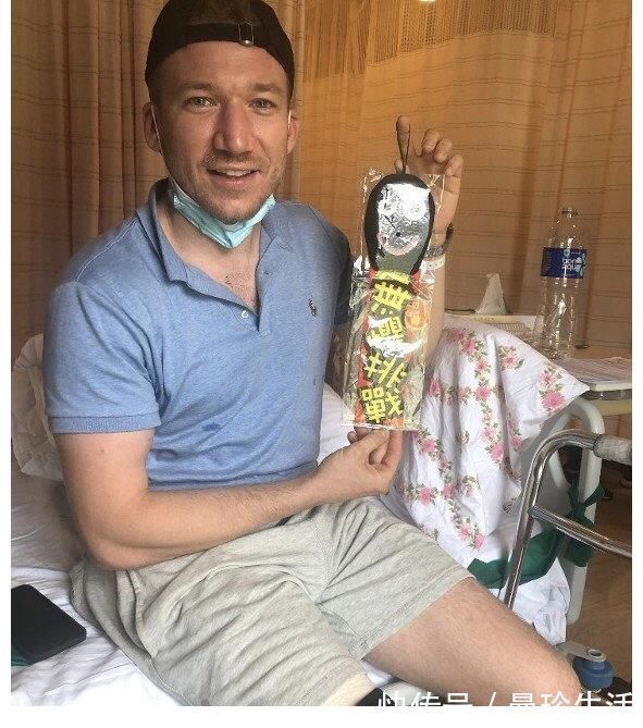 外籍艺人易宇航交不起房租,靠视帝援手,以此来点亮自己的演艺