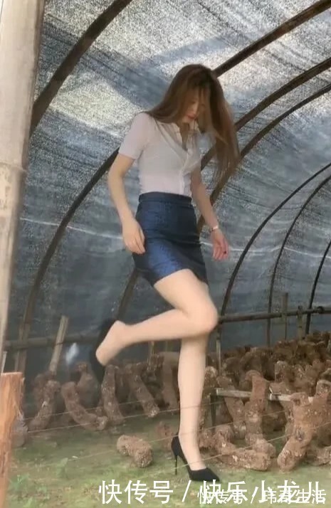 短裙 一身白领的造型,与乡村的风景格格不入?