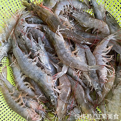据说这个时候吃#一学就会快手菜#椒盐虾，是最好的