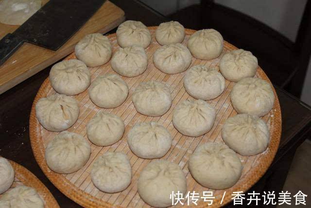 包子铺的师傅蒸包子时,注意好3点,不然包子不松软,还露馅!
