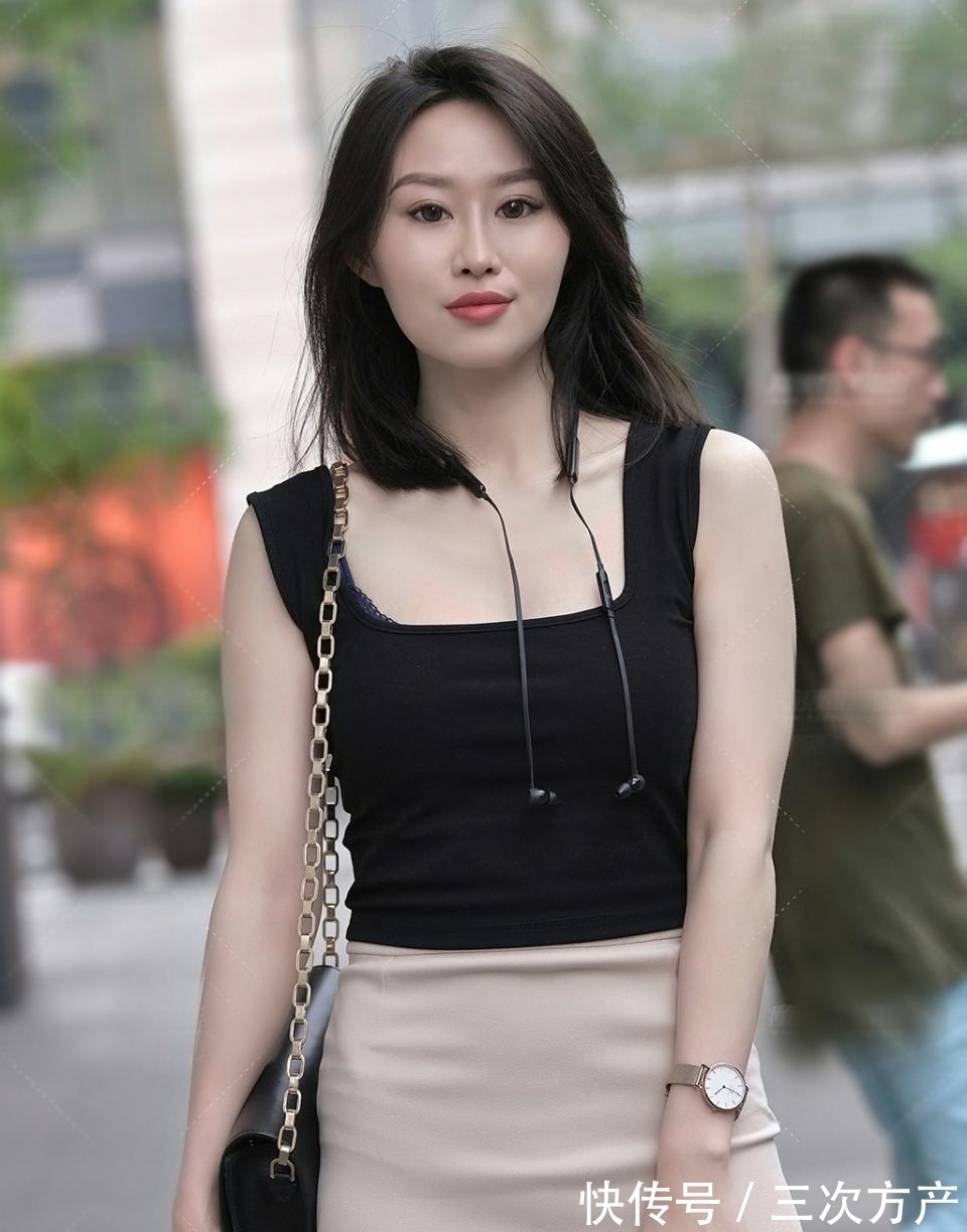 杏色 黑色吊带衫配杏色一步裙,清新时尚又显气质,美得简约又大方