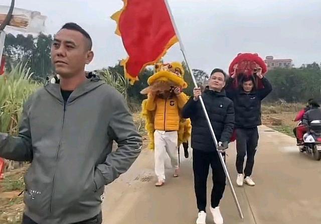 天才少女|全红婵老家欢度春节!举旗舞狮挨家拜年,红姐家成重点拜年对象