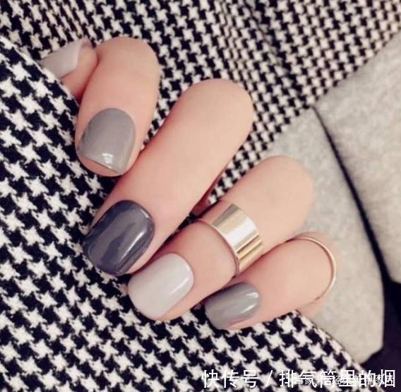 高级感十足的烟灰色和奶灰色美甲图片,时尚显白,拒绝平庸