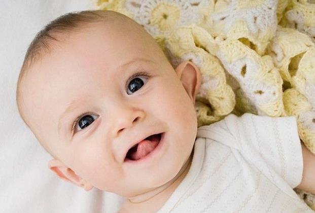 舌头|宝宝吐舌头,看起来可爱,可能却有这3个身体问题!宝妈要当心