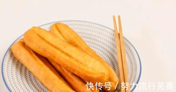 炸油条|炸油条时多放一点它，发酵速度快，油条金黄酥脆，个个空心蓬松！