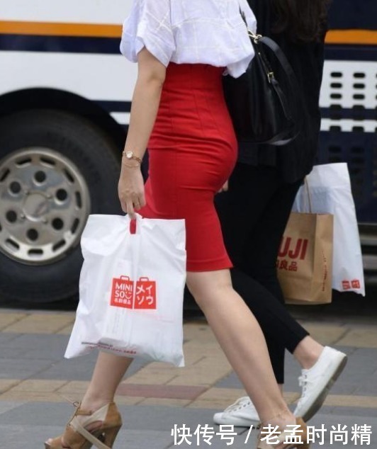 衬衣|红色高腰裙, 搭配白色短衬衣, 夏季就要红红火火