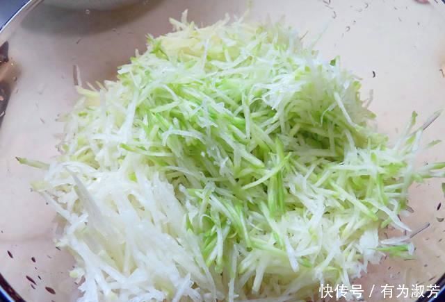 70岁的婆婆炸丸子,不光用萝卜还加它,炸好的丸子有独特的香味!