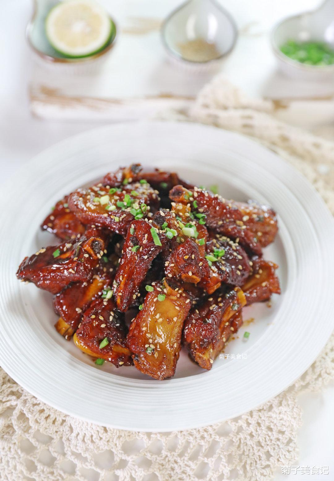 手指|酸甜可口的糖醋排骨,小火炒糖色,好吃到舔手指