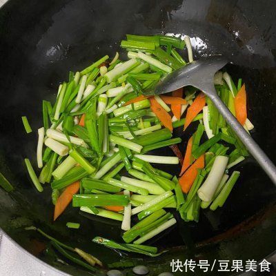  每次|每次做这道青蒜炒老豆腐，隔壁小孩都会来敲门