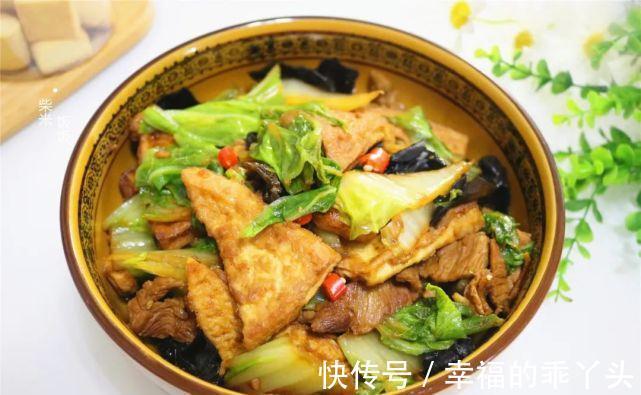白菜炖豆腐,这样做才好吃,豆腐鲜香多汁,白菜脆嫩爽口