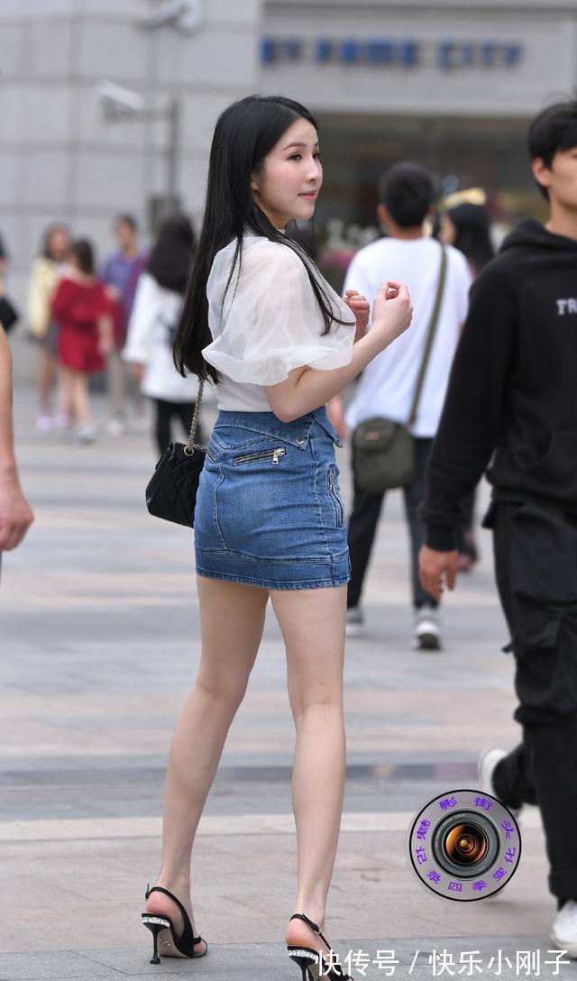 深色系 连衣裙的穿搭合身又不紧身,更加凸显身高,溢出高级感