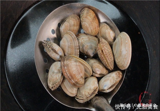 今天才知道，洗花蛤不能只加盐，老渔民用它泡一泡，花蛤狂吐沙