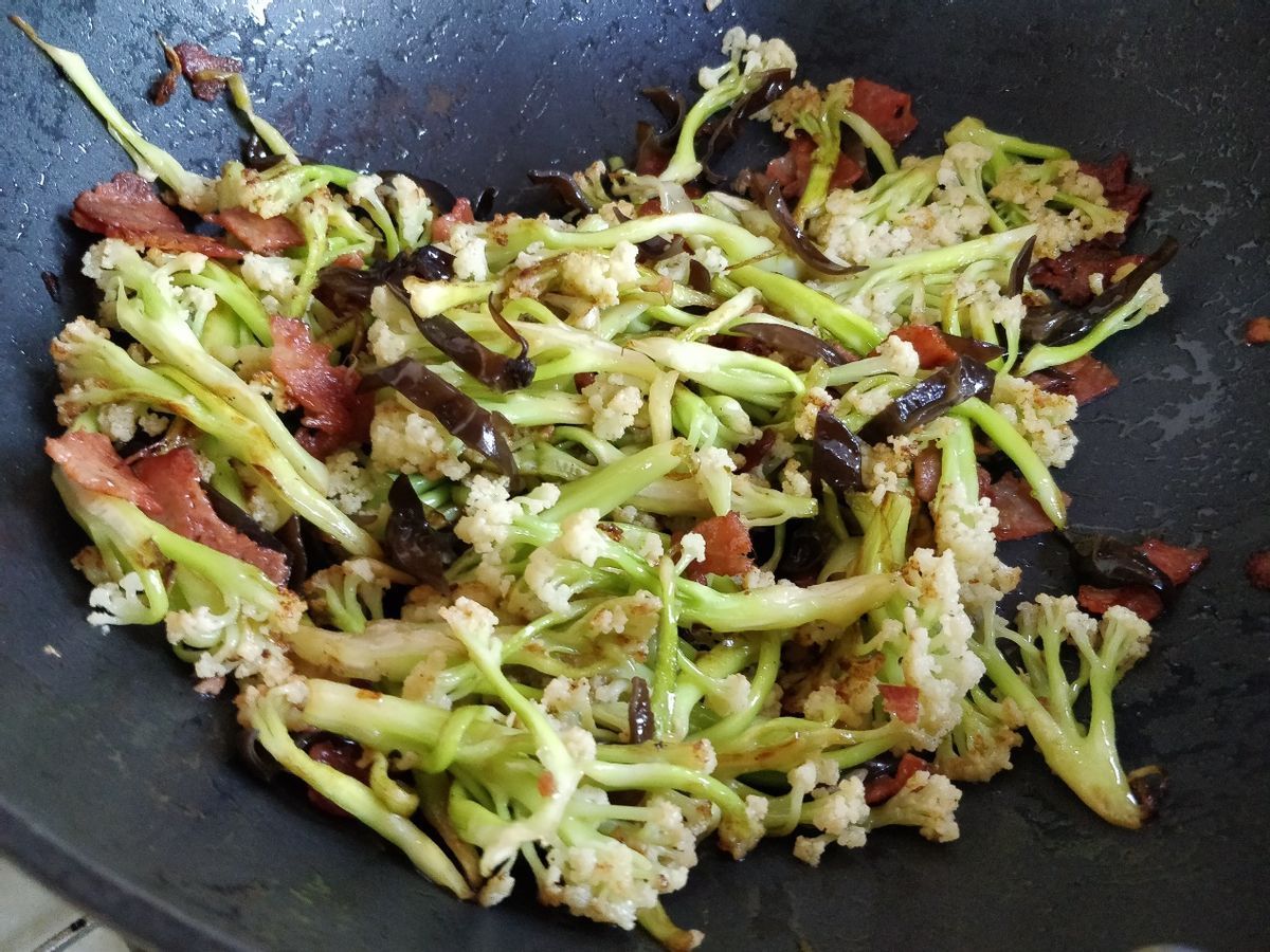 干煸菜花这样做，焦香爽脆还入味，吃一次就上瘾