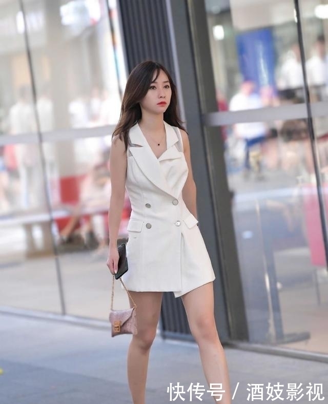 强人|简洁的白色西装裙，塑造出完美的腰身比，彰显都市女强人的时尚美