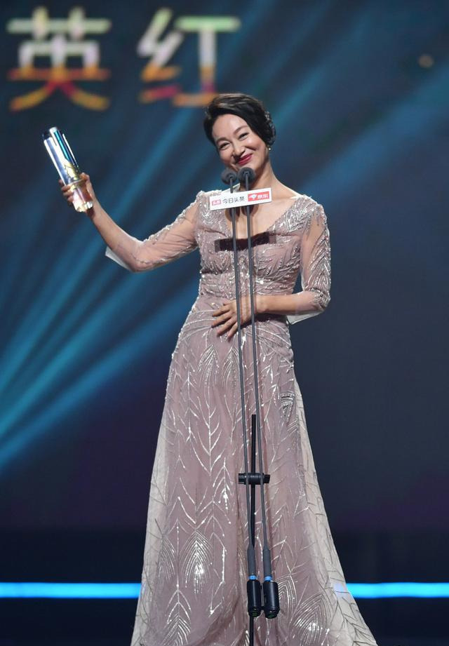 “老戏骨”惠英红好优雅,裸色刺绣裙精致高贵,60岁美得真实自信