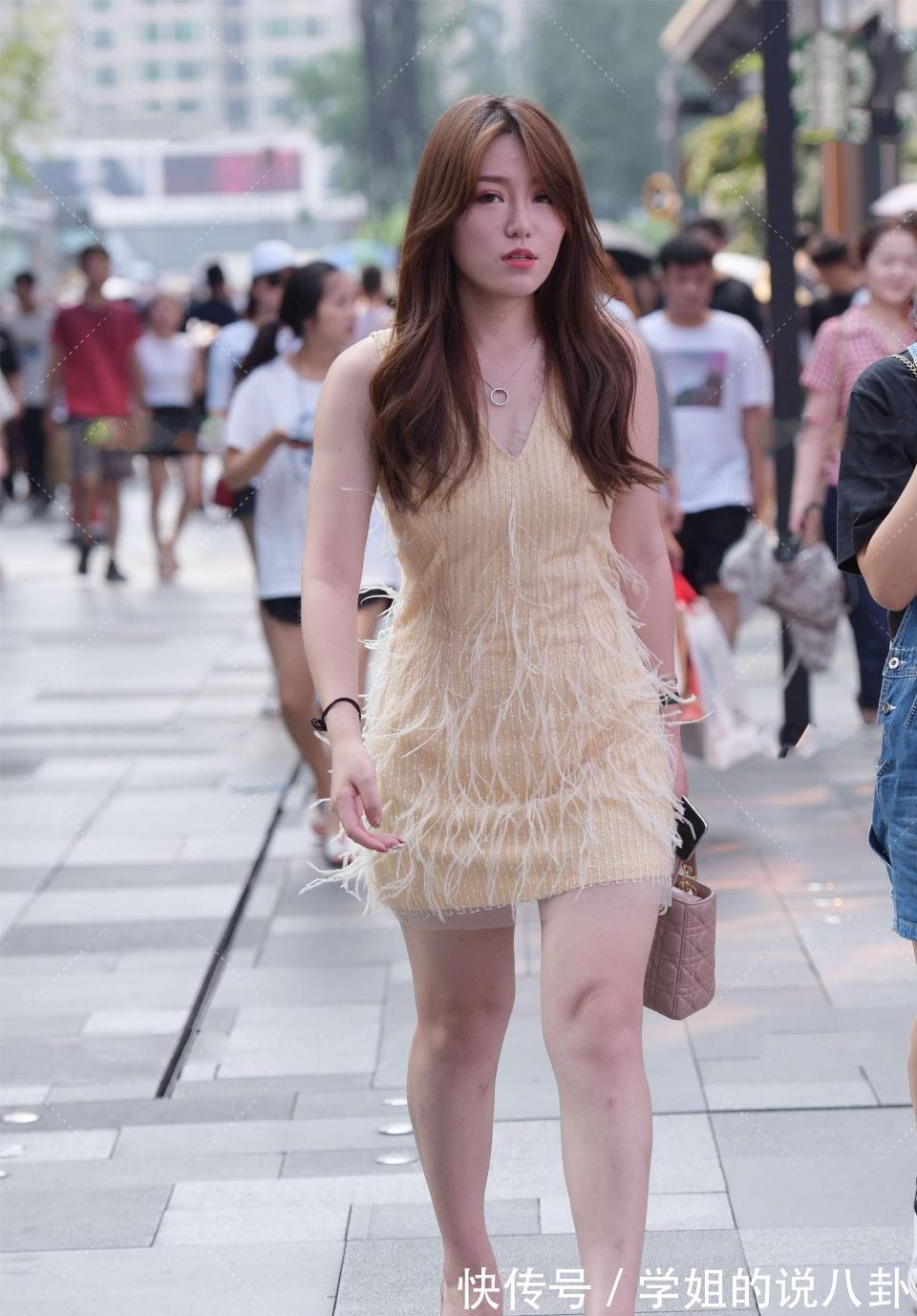 搭配|白色吊带裙搭配透明凉鞋,简约好看又显身材,还能让你清爽又凉快