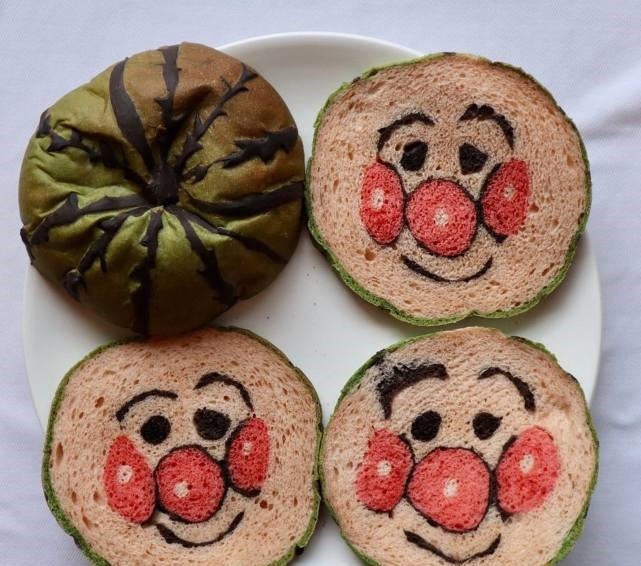 多啦日本网友制作龙猫面包切开有惊喜,网友:拜托要拿出来卖!