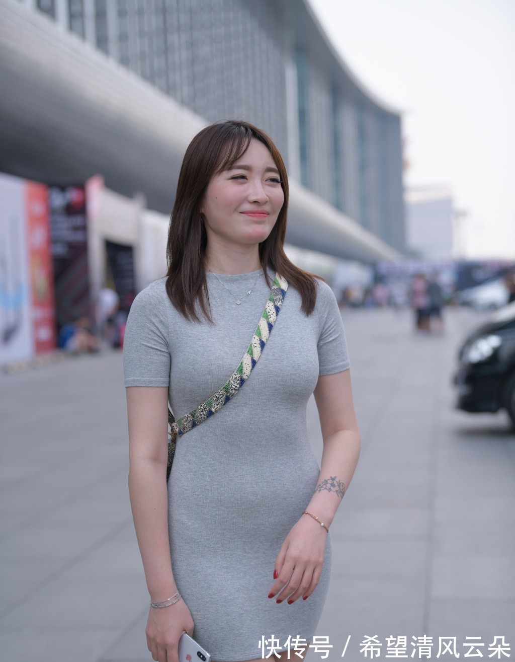 穿搭 “辣妈”穿搭,选择灰色连衣裙,轻松展现成熟魅力!