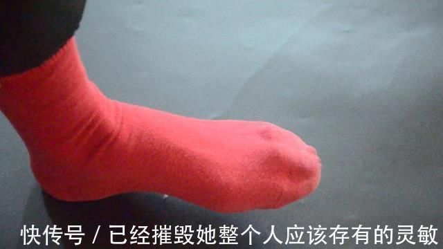 缝纫|穿破的袜子不要扔,简单剪一刀,旧袜子变得和新的一样,太实用了