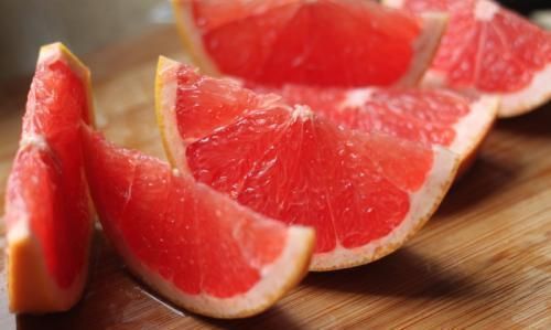 降压药|血压偏高的人，若能做到常喝1水，少吃3果，血压或能平稳下降