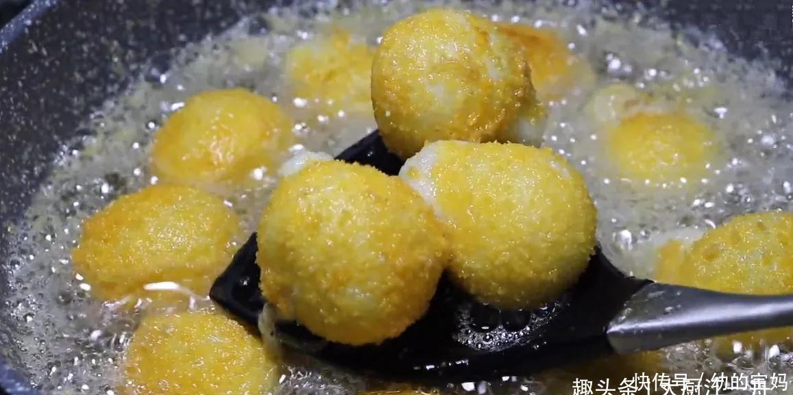 汤圆扔进滚烫的油锅里,瞬间变美食,头一次见这做法,好吃又解馋