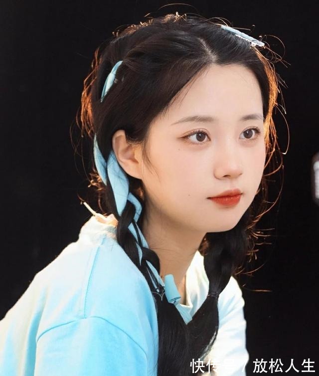 发型 日常的时尚发型,高丸子头温柔甜美很有少女感,这款值得尝试!